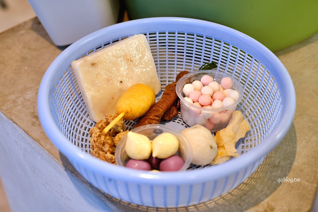 台中北屯︱炸滋滋 ZiZi．巔覆傳統的清新風格鹹酥雞店，食材多達4、50種，近台中洲際棒球場 @QQ的懶骨頭