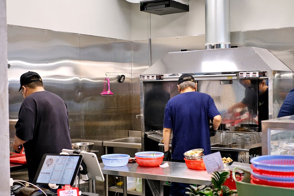 台中北屯︱炸滋滋 ZiZi．巔覆傳統的清新風格鹹酥雞店，食材多達4、50種，近台中洲際棒球場 @QQ的懶骨頭