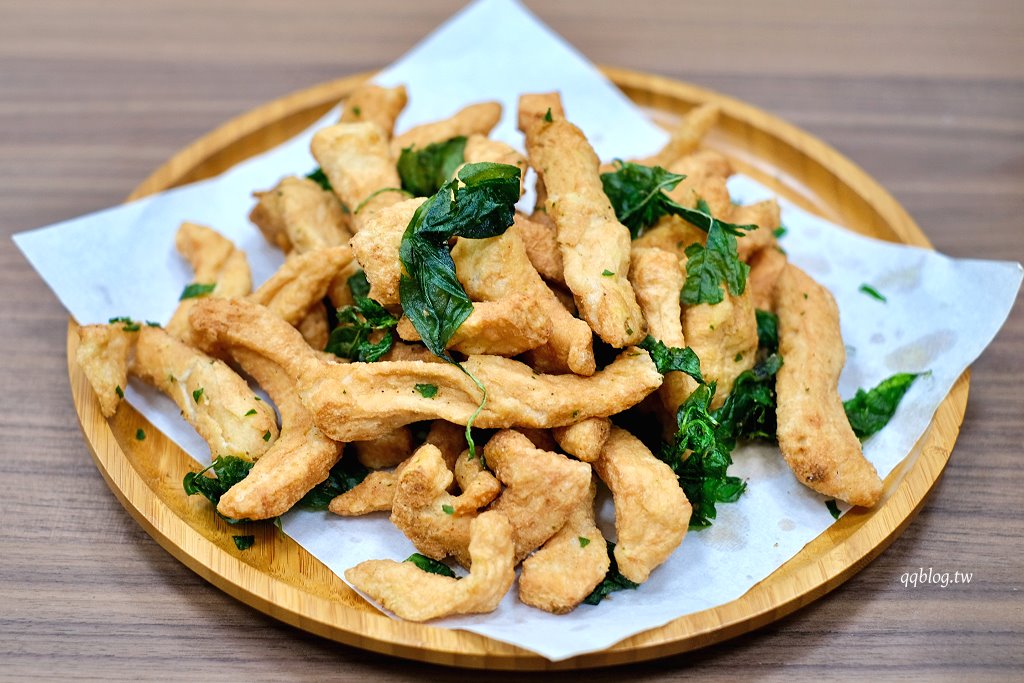 台中北屯︱炸滋滋 ZiZi．巔覆傳統的清新風格鹹酥雞店，食材多達4、50種，近台中洲際棒球場 @QQ的懶骨頭