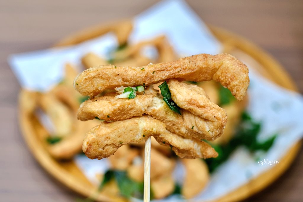 台中北屯︱炸滋滋 ZiZi．巔覆傳統的清新風格鹹酥雞店，食材多達4、50種，近台中洲際棒球場 @QQ的懶骨頭