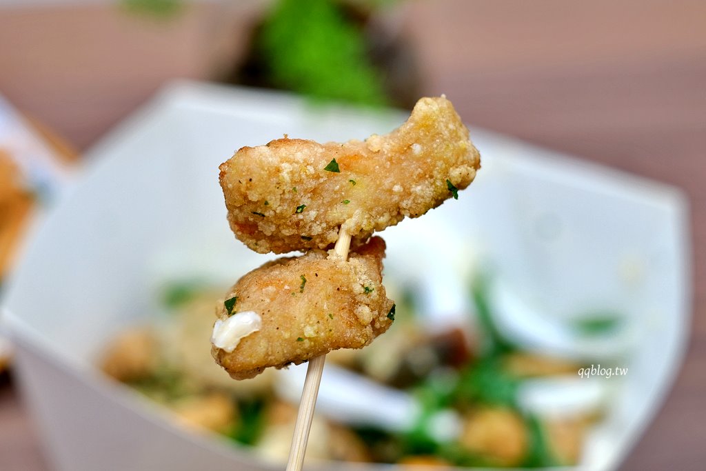 台中北屯︱炸滋滋 ZiZi．巔覆傳統的清新風格鹹酥雞店，食材多達4、50種，近台中洲際棒球場 @QQ的懶骨頭