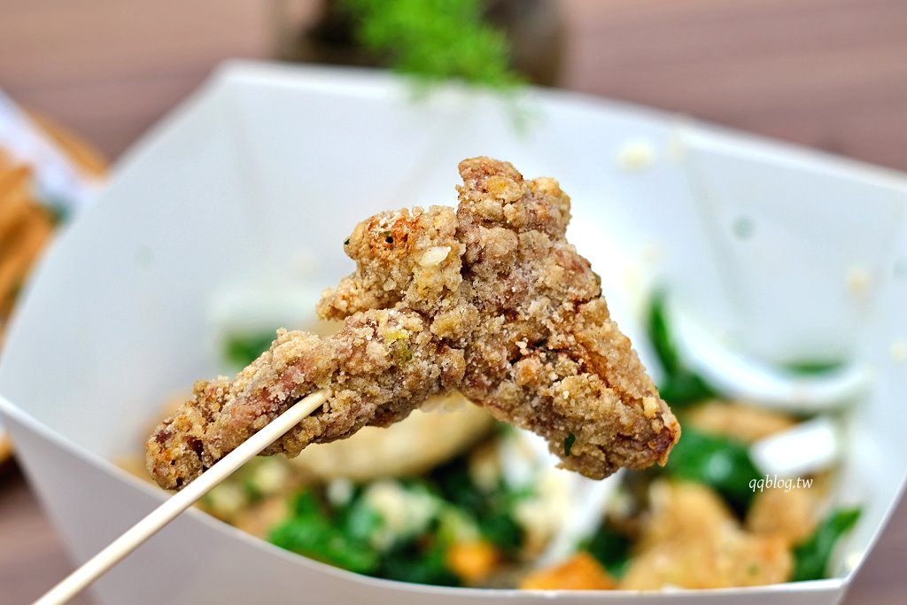 台中北屯︱炸滋滋 ZiZi．巔覆傳統的清新風格鹹酥雞店，食材多達4、50種，近台中洲際棒球場 @QQ的懶骨頭