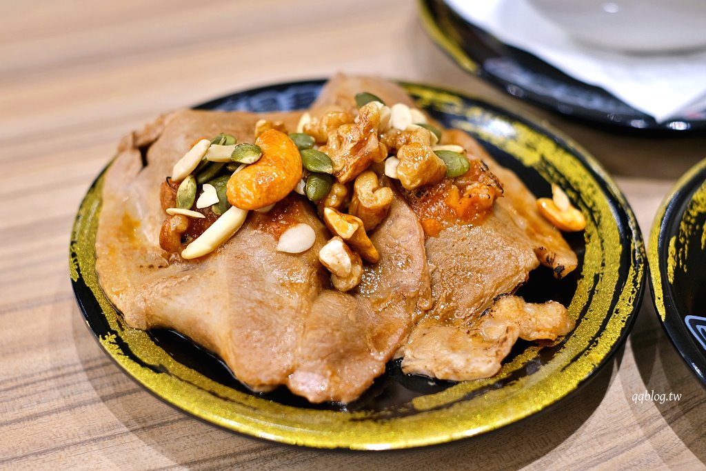 台中南屯︱平祿壽司 台中永順店．迴轉壽司第三家分店，限定口味只有這裡吃得到 @QQ的懶骨頭