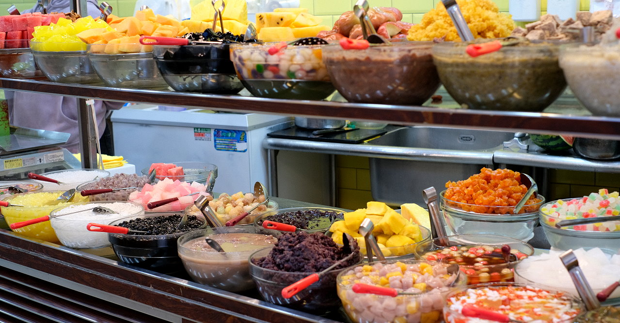 桃園中壢︱鉅大自助冰城．每年只賣六個月的自助冰店，秤重計價，超過30種配料自己選 @QQ的懶骨頭