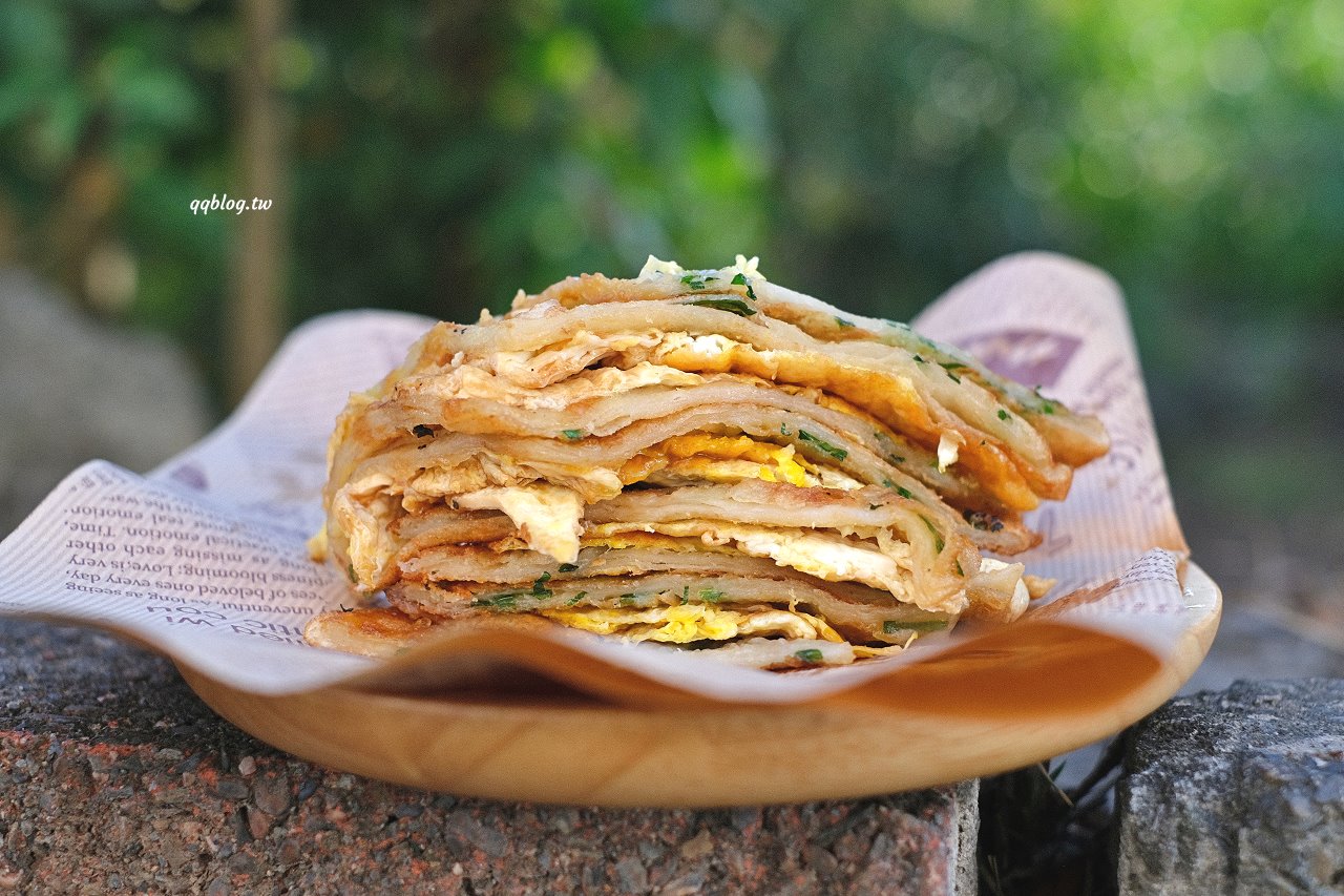 台中大雅︱臧羅蔥油餅．人氣排隊小吃，加蛋、涮上蒜蓉醬、胡椒最對味 @QQ的懶骨頭