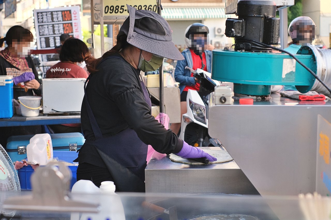 台中大雅︱臧羅蔥油餅．人氣排隊小吃，加蛋、涮上蒜蓉醬、胡椒最對味 @QQ的懶骨頭