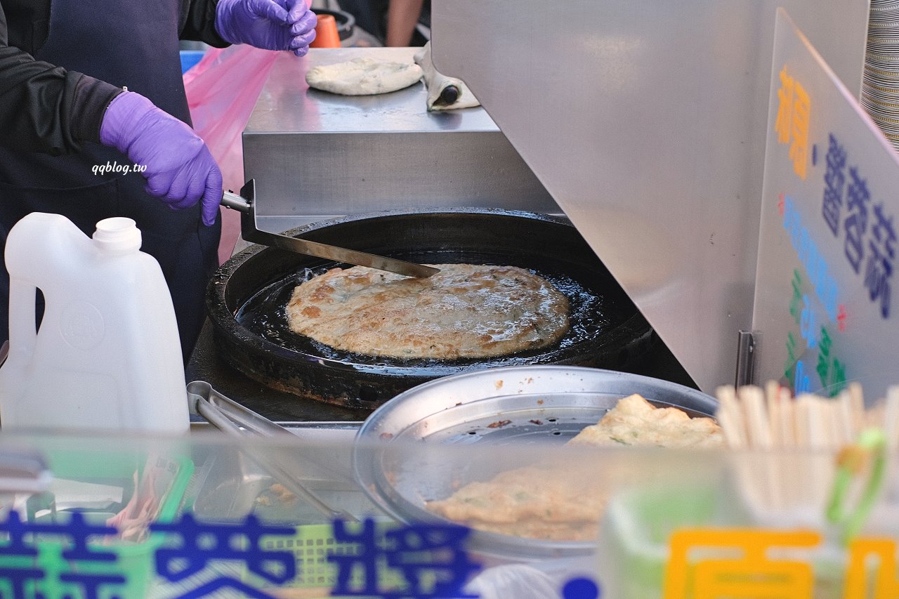 台中大雅︱臧羅蔥油餅．人氣排隊小吃，加蛋、涮上蒜蓉醬、胡椒最對味 @QQ的懶骨頭