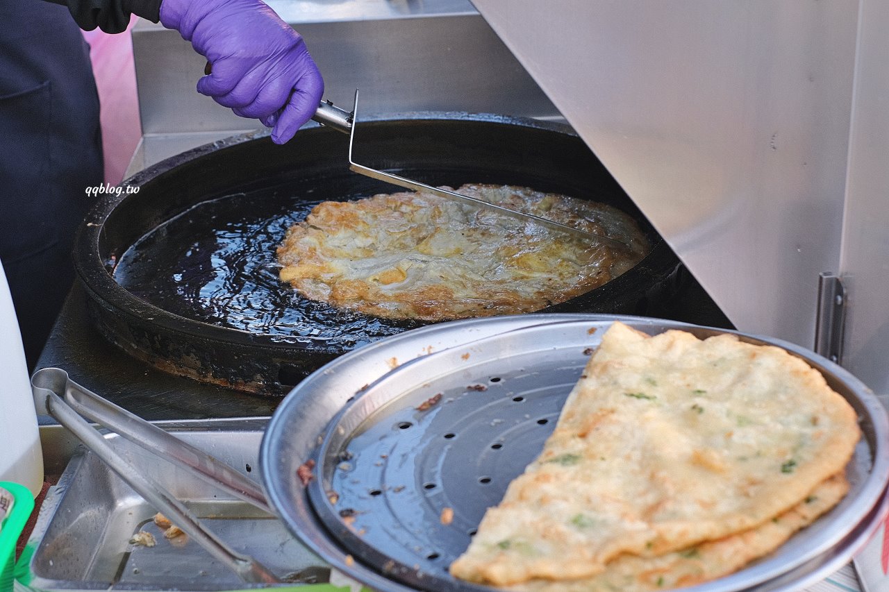 台中大雅︱臧羅蔥油餅．人氣排隊小吃，加蛋、涮上蒜蓉醬、胡椒最對味 @QQ的懶骨頭