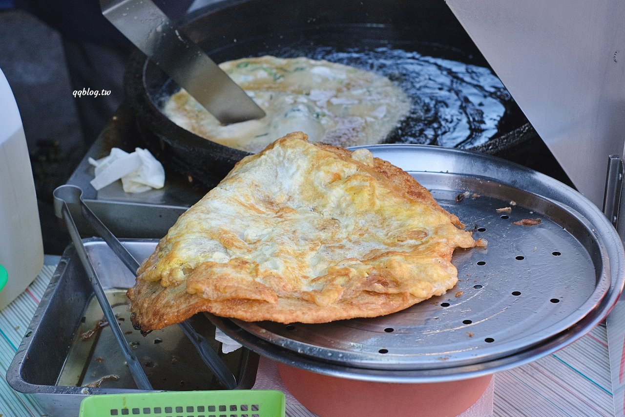台中大雅︱臧羅蔥油餅．人氣排隊小吃，加蛋、涮上蒜蓉醬、胡椒最對味 @QQ的懶骨頭