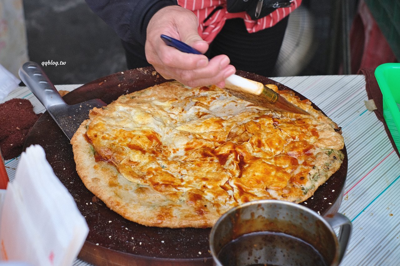台中大雅︱臧羅蔥油餅．人氣排隊小吃，加蛋、涮上蒜蓉醬、胡椒最對味 @QQ的懶骨頭