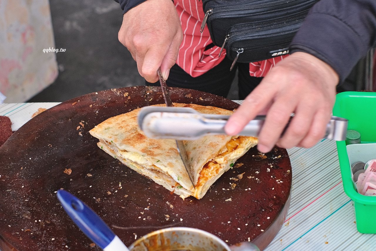 台中大雅︱臧羅蔥油餅．人氣排隊小吃，加蛋、涮上蒜蓉醬、胡椒最對味 @QQ的懶骨頭