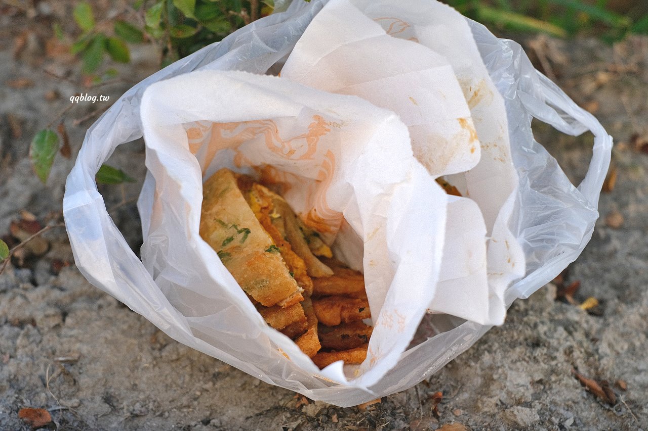 台中大雅︱臧羅蔥油餅．人氣排隊小吃，加蛋、涮上蒜蓉醬、胡椒最對味 @QQ的懶骨頭