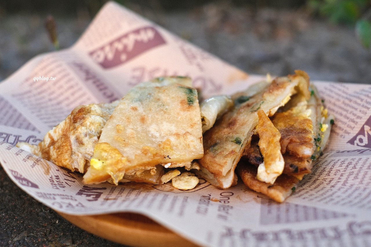 台中大雅︱臧羅蔥油餅．人氣排隊小吃，加蛋、涮上蒜蓉醬、胡椒最對味 @QQ的懶骨頭
