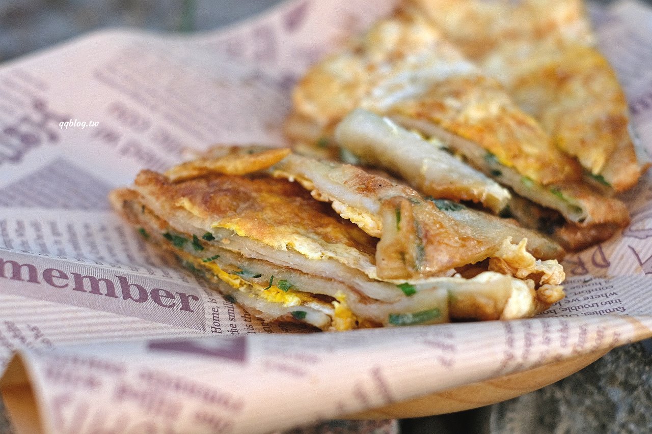台中大雅︱臧羅蔥油餅．人氣排隊小吃，加蛋、涮上蒜蓉醬、胡椒最對味 @QQ的懶骨頭