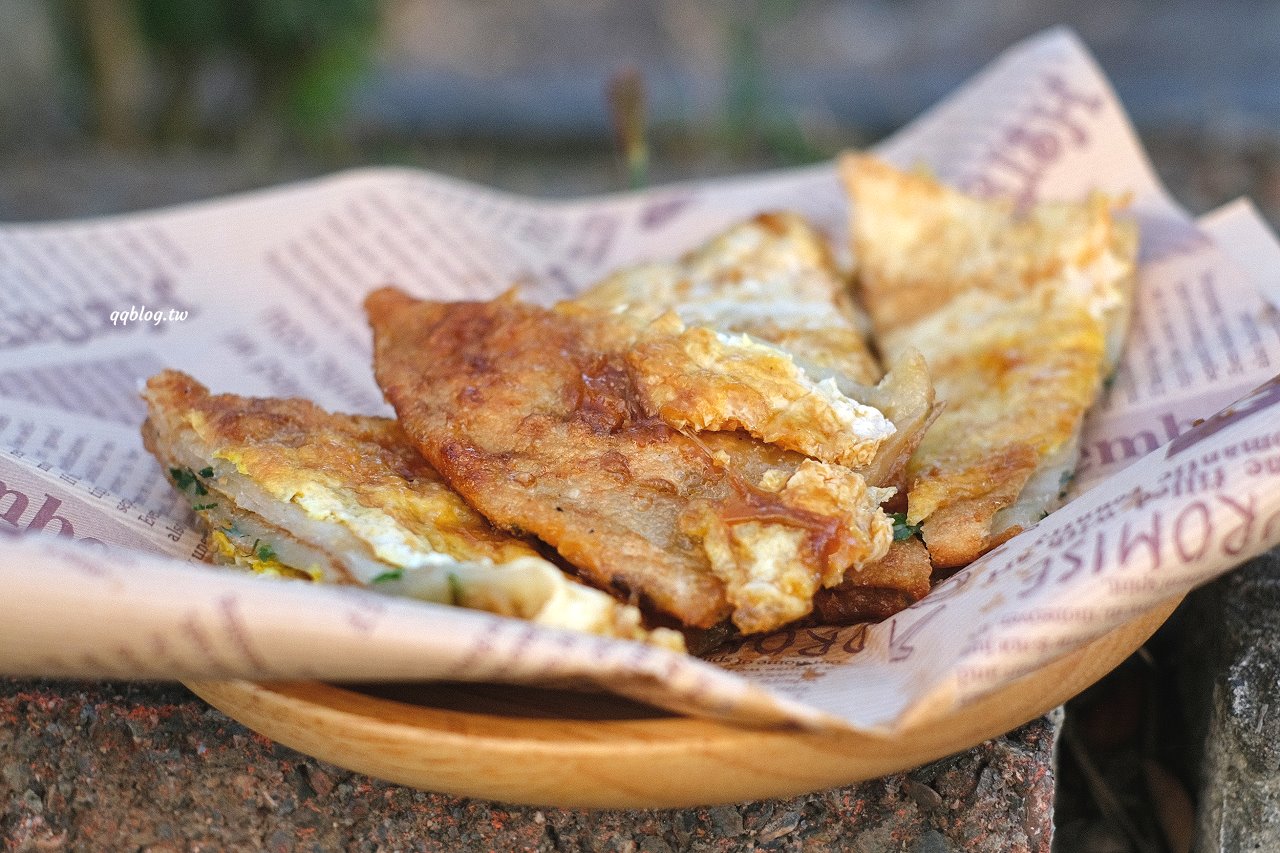 台中大雅︱臧羅蔥油餅．人氣排隊小吃，加蛋、涮上蒜蓉醬、胡椒最對味 @QQ的懶骨頭