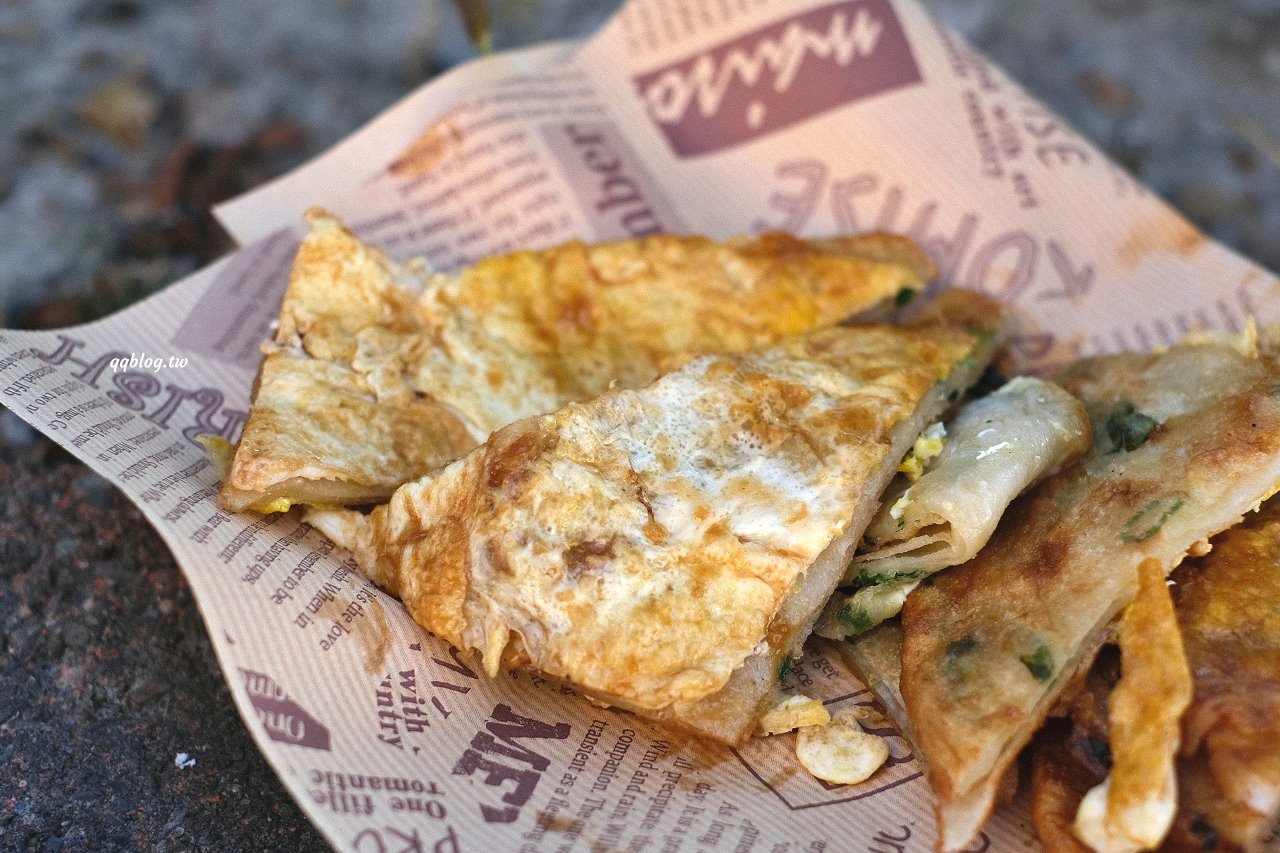 台中大雅︱臧羅蔥油餅．人氣排隊小吃，加蛋、涮上蒜蓉醬、胡椒最對味 @QQ的懶骨頭