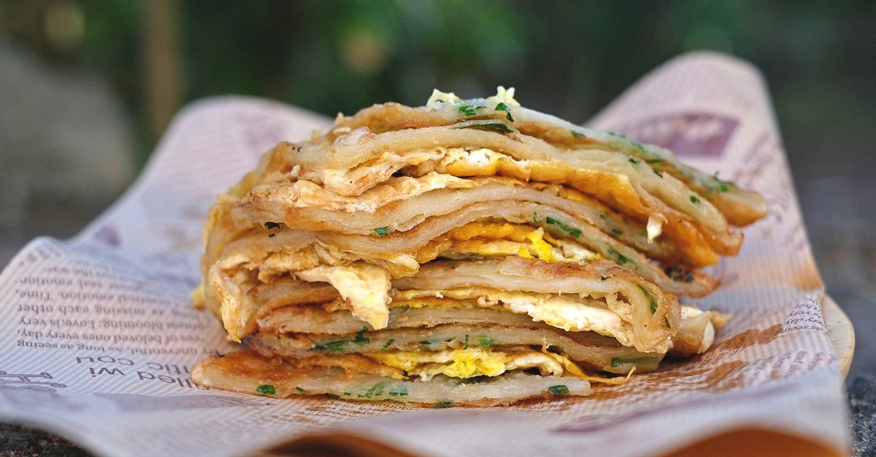 台中大雅︱臧羅蔥油餅．人氣排隊小吃，加蛋、涮上蒜蓉醬、胡椒最對味 @QQ的懶骨頭