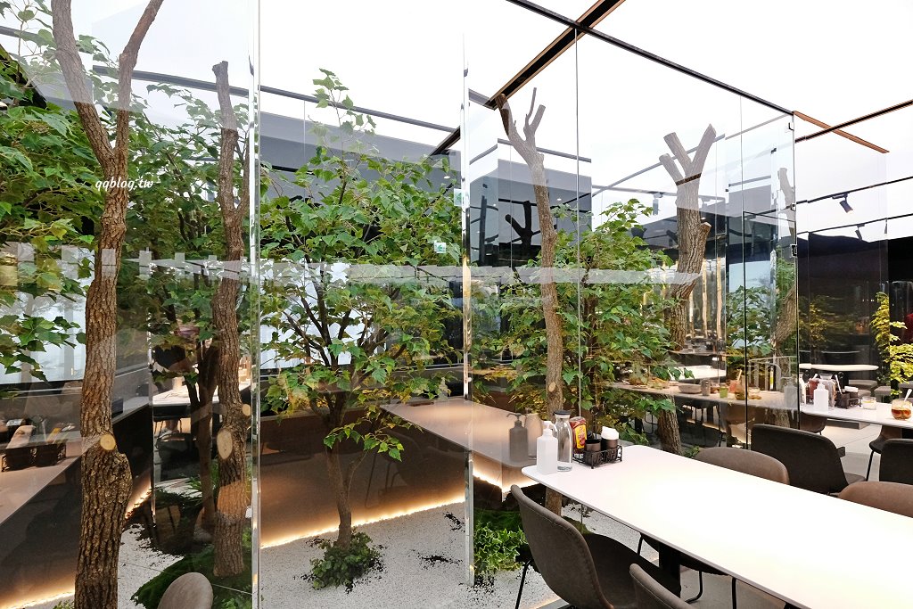 台中南屯︱貳樓@秀泰文心店．充滿未來感的森林系早午餐，好吃又好拍 @QQ的懶骨頭
