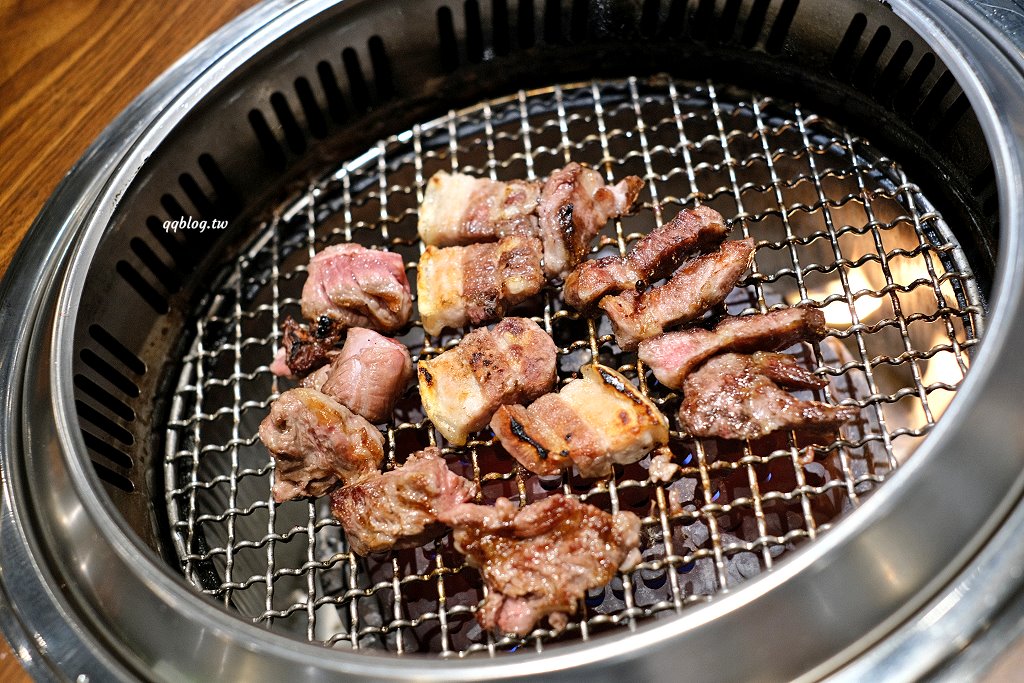 台中東區︱姜滿堂．豆府集團旗下燒肉品牌，標榜正宗韓國直火燒肉，生菜、小菜吃到飽 @QQ的懶骨頭