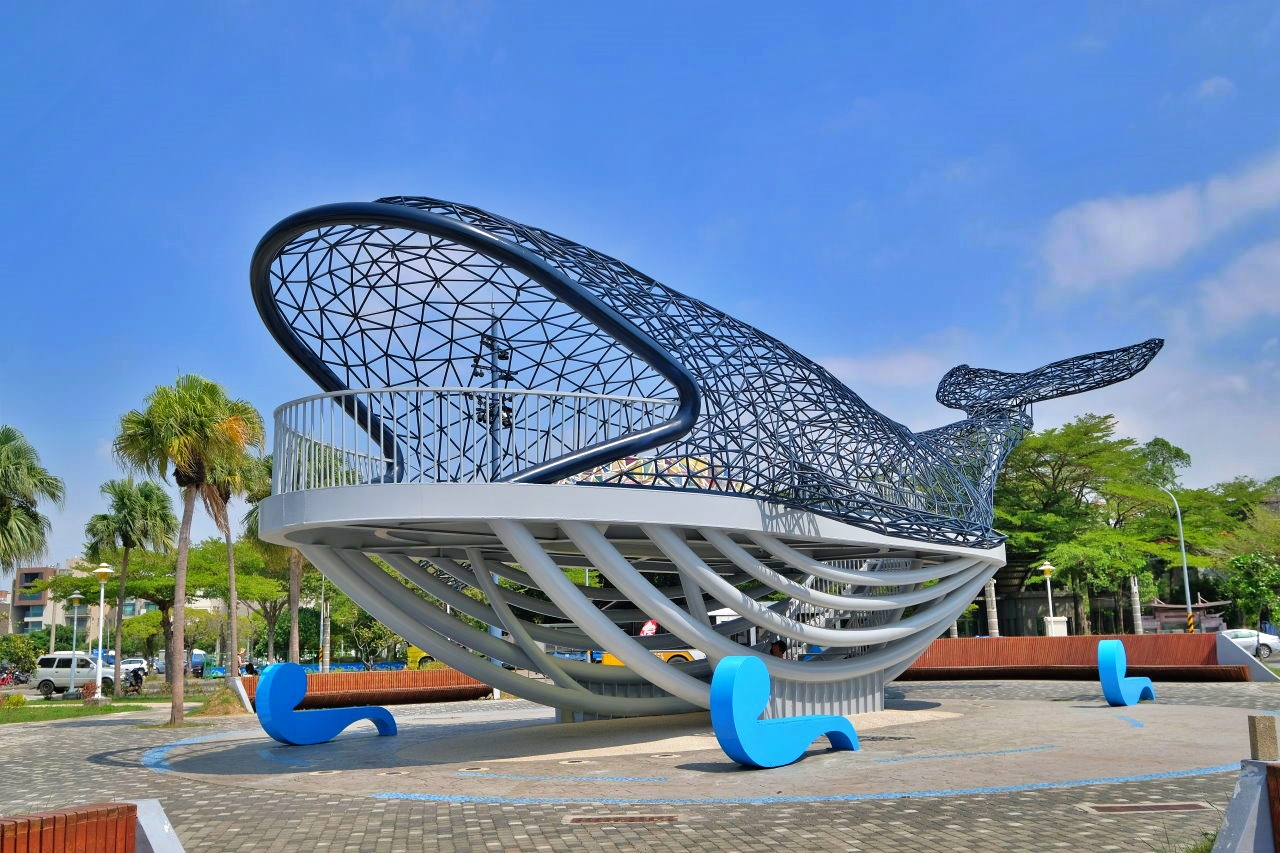 台南安平︱大魚的祝福．超美的鯨魚造型裝置藝術，白天、夜晚各有不同的風景 @QQ的懶骨頭