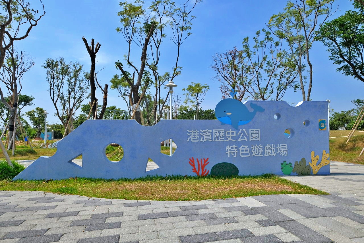 台南安平︱大魚的祝福．超美的鯨魚造型裝置藝術，白天、夜晚各有不同的風景 @QQ的懶骨頭