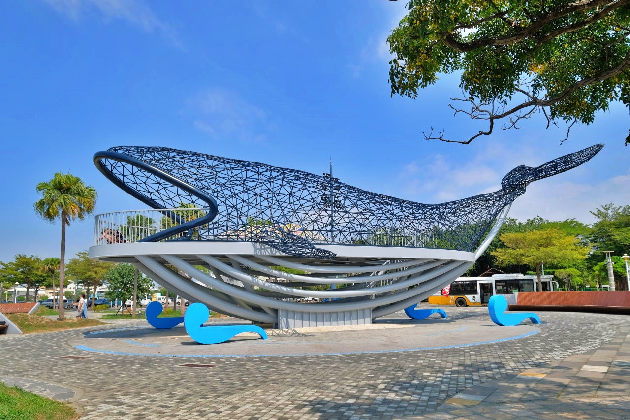 台南安平︱大魚的祝福．超美的鯨魚造型裝置藝術，白天、夜晚各有不同的風景 @QQ的懶骨頭