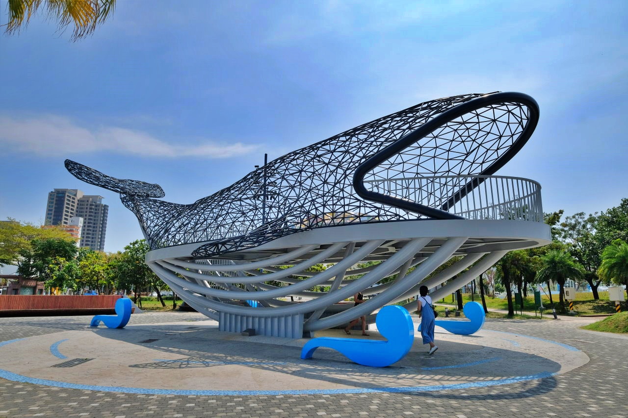 台南安平︱大魚的祝福．超美的鯨魚造型裝置藝術，白天、夜晚各有不同的風景 @QQ的懶骨頭