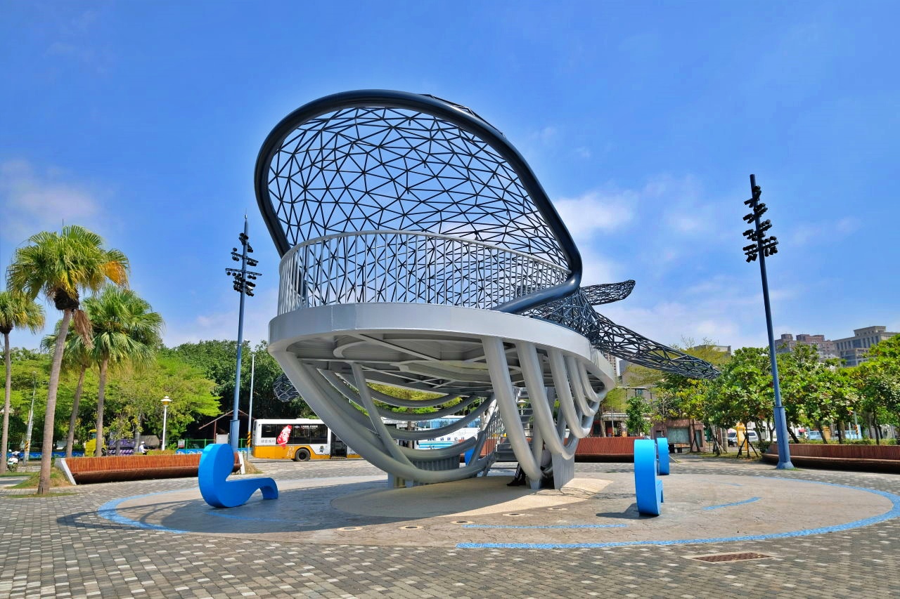 台南安平︱大魚的祝福．超美的鯨魚造型裝置藝術，白天、夜晚各有不同的風景 @QQ的懶骨頭