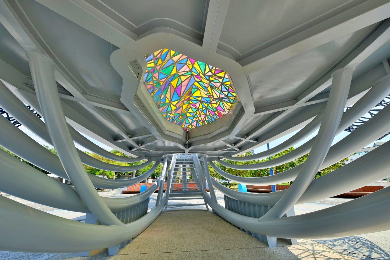 台南安平︱大魚的祝福．超美的鯨魚造型裝置藝術，白天、夜晚各有不同的風景 @QQ的懶骨頭