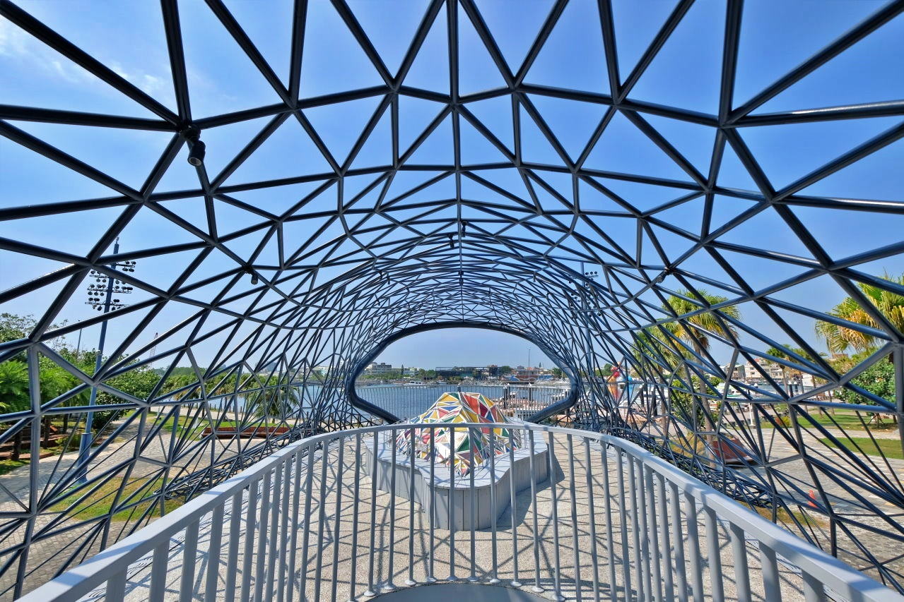 台南安平︱大魚的祝福．超美的鯨魚造型裝置藝術，白天、夜晚各有不同的風景 @QQ的懶骨頭