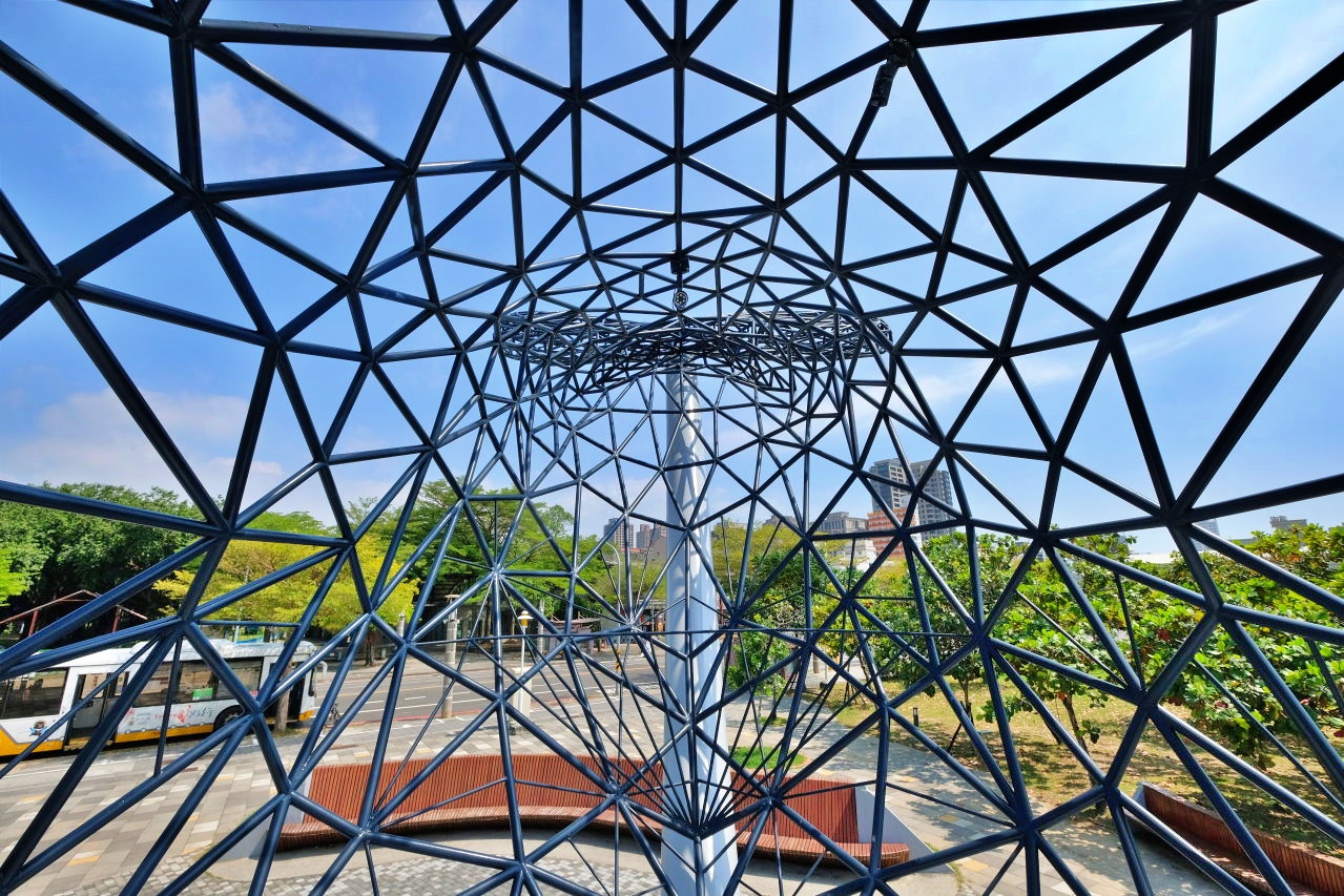 台南安平︱大魚的祝福．超美的鯨魚造型裝置藝術，白天、夜晚各有不同的風景 @QQ的懶骨頭