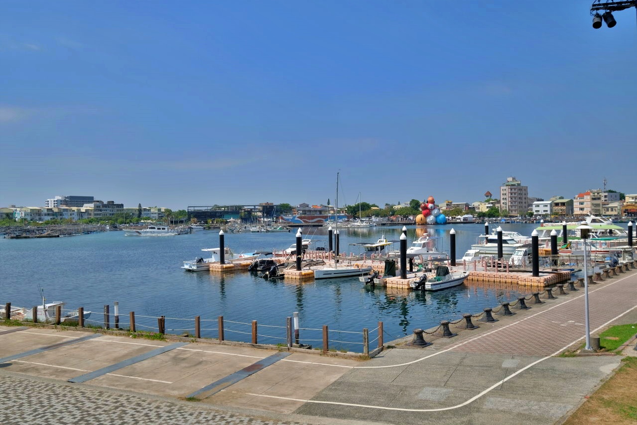 台南安平︱大魚的祝福．超美的鯨魚造型裝置藝術，白天、夜晚各有不同的風景 @QQ的懶骨頭