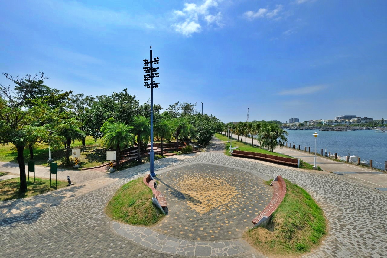 台南安平︱大魚的祝福．超美的鯨魚造型裝置藝術，白天、夜晚各有不同的風景 @QQ的懶骨頭