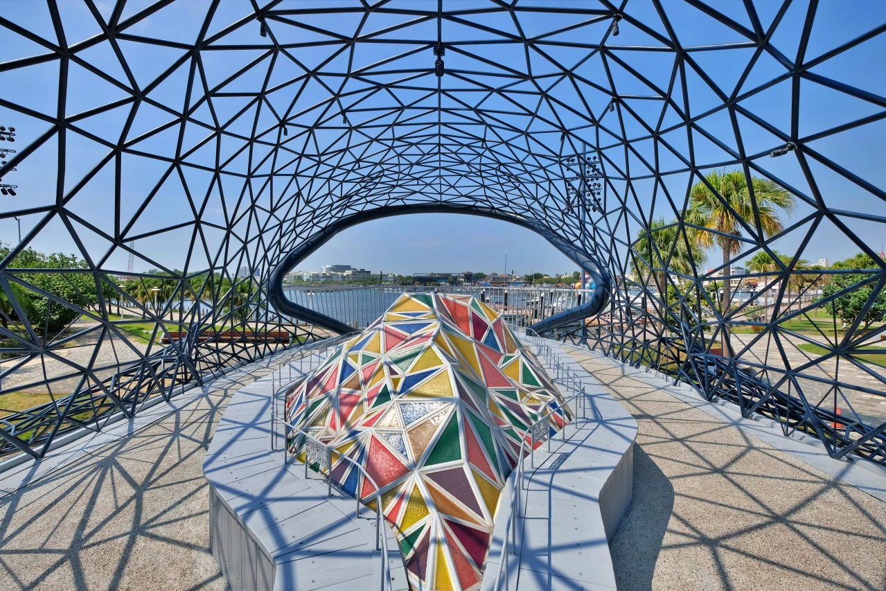 台南安平︱大魚的祝福．超美的鯨魚造型裝置藝術，白天、夜晚各有不同的風景 @QQ的懶骨頭