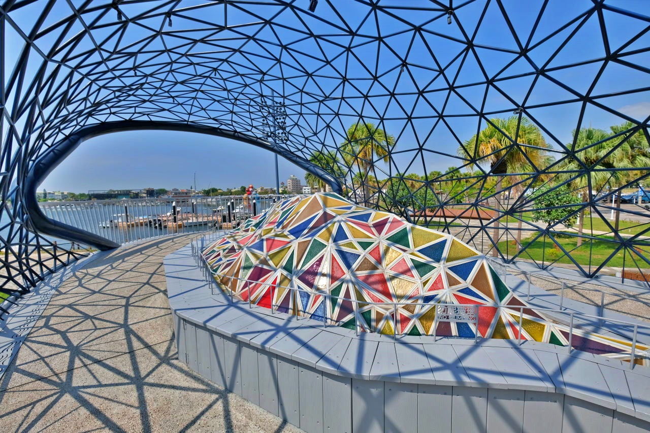 台南安平︱大魚的祝福．超美的鯨魚造型裝置藝術，白天、夜晚各有不同的風景 @QQ的懶骨頭