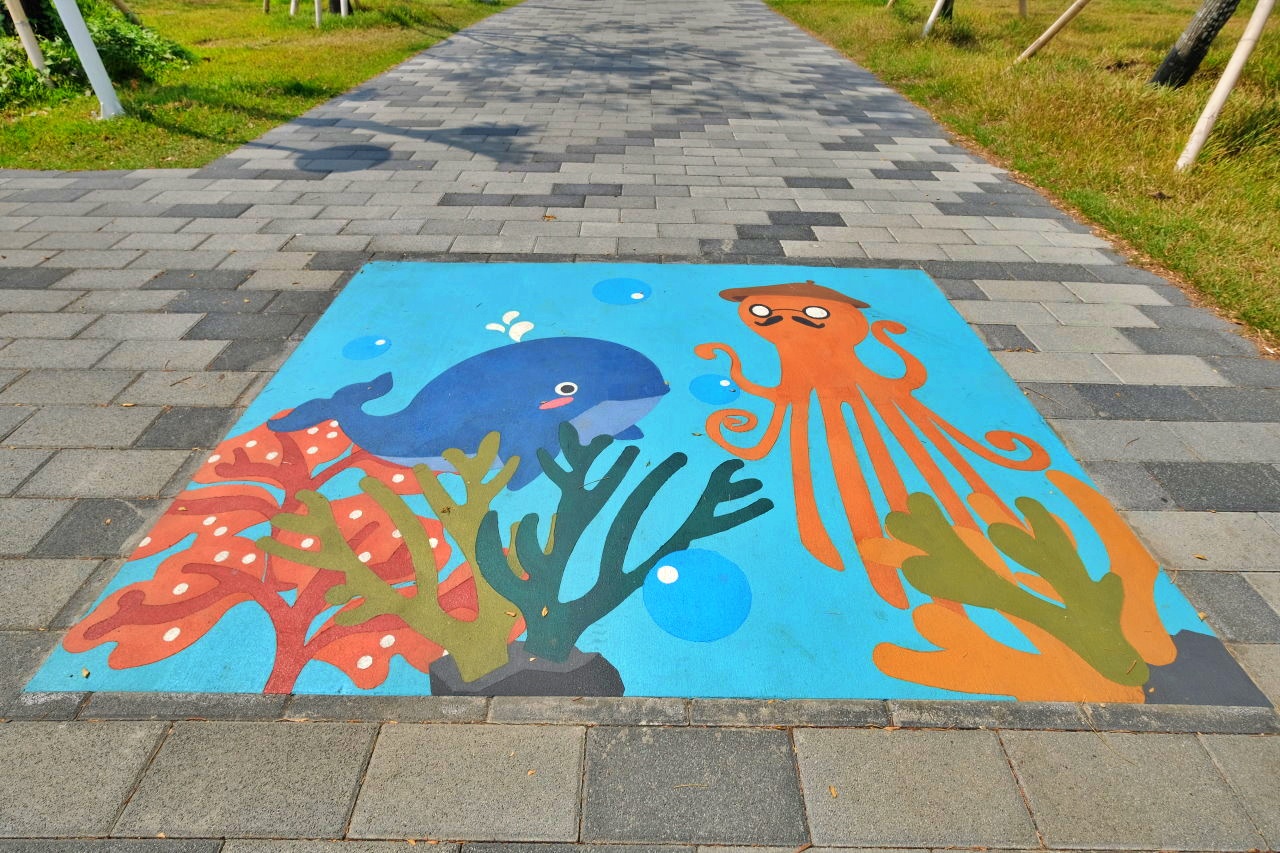 台南安平︱大魚的祝福．超美的鯨魚造型裝置藝術，白天、夜晚各有不同的風景 @QQ的懶骨頭