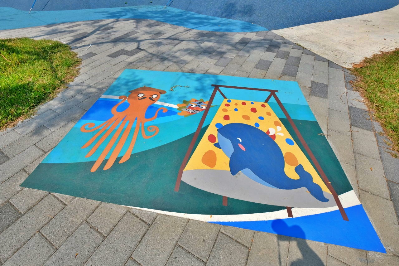 台南安平︱大魚的祝福．超美的鯨魚造型裝置藝術，白天、夜晚各有不同的風景 @QQ的懶骨頭