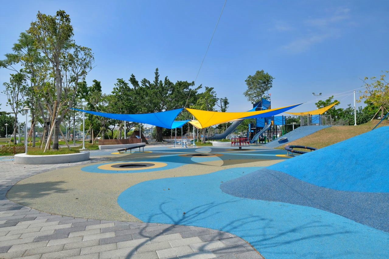 台南安平︱大魚的祝福．超美的鯨魚造型裝置藝術，白天、夜晚各有不同的風景 @QQ的懶骨頭