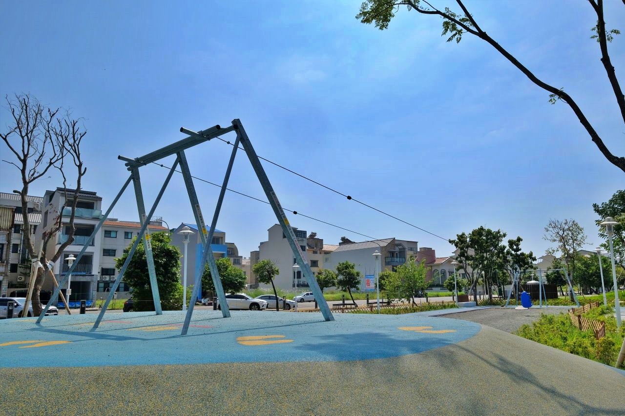 台南安平︱大魚的祝福．超美的鯨魚造型裝置藝術，白天、夜晚各有不同的風景 @QQ的懶骨頭