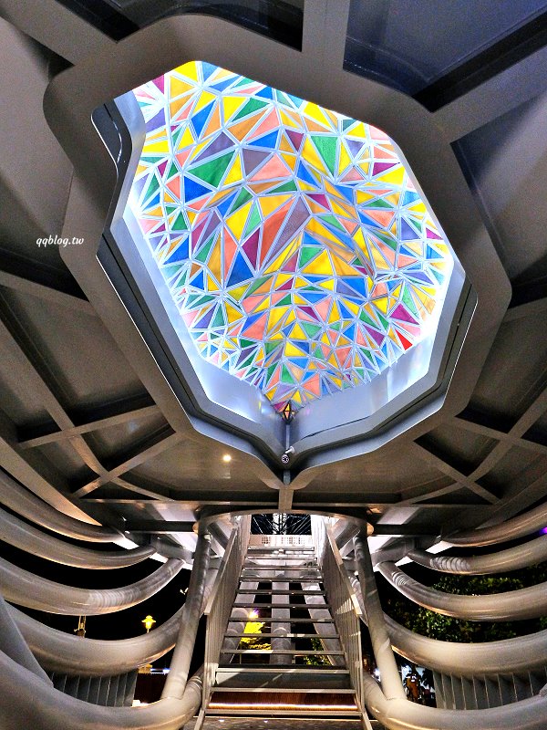 台南安平︱大魚的祝福．超美的鯨魚造型裝置藝術，白天、夜晚各有不同的風景 @QQ的懶骨頭