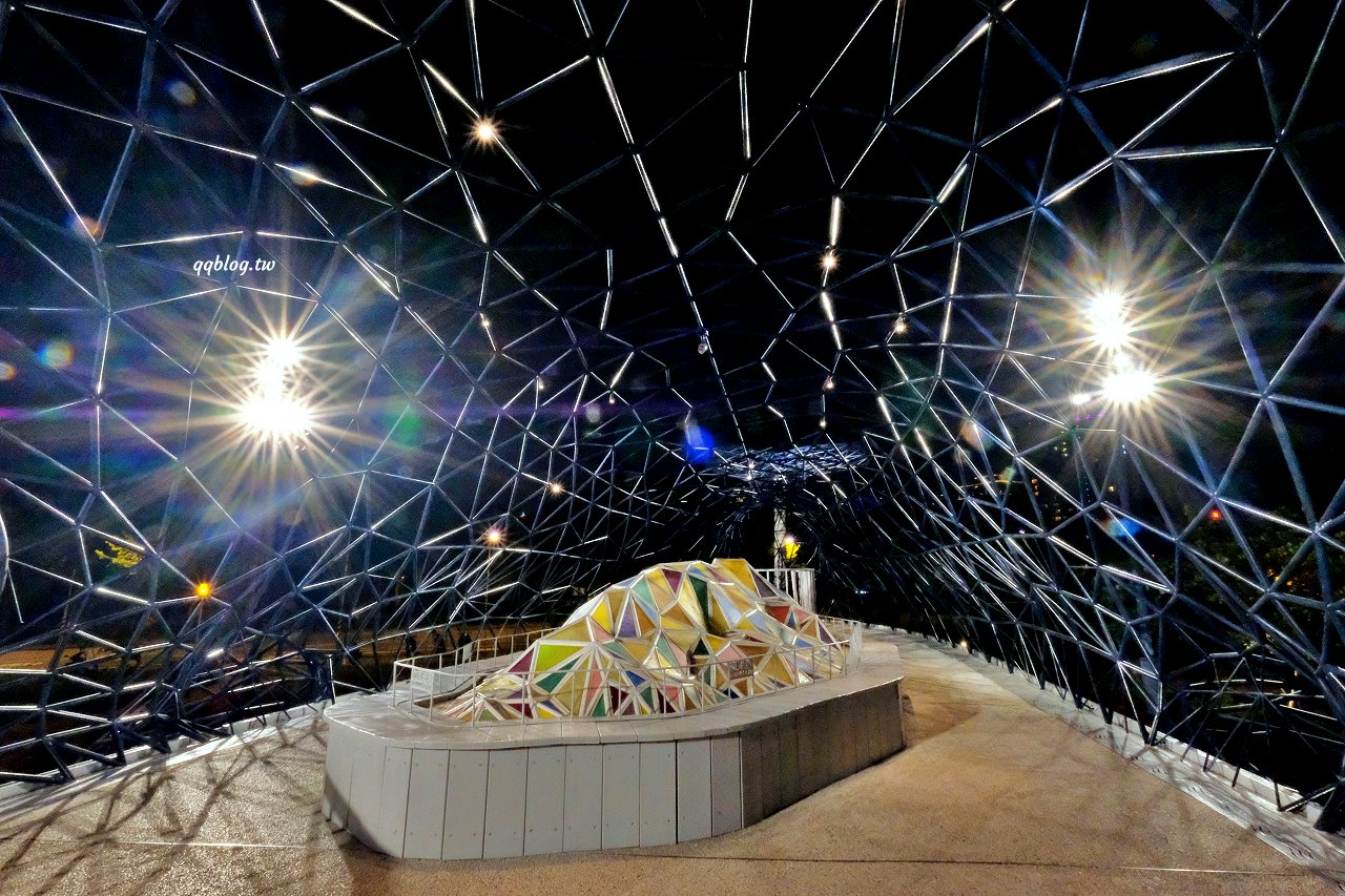 台南安平︱大魚的祝福．超美的鯨魚造型裝置藝術，白天、夜晚各有不同的風景 @QQ的懶骨頭