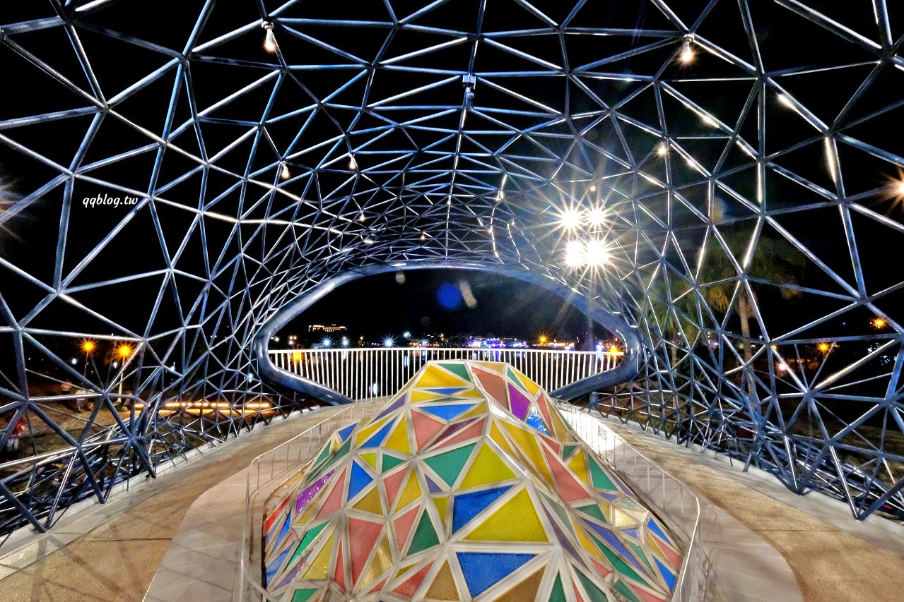 台南安平︱大魚的祝福．超美的鯨魚造型裝置藝術，白天、夜晚各有不同的風景 @QQ的懶骨頭