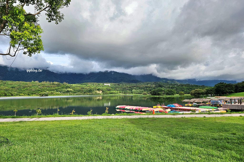 台東池上︱大波池．騎著腳踏車或是散散步，欣賞美麗的湖畔景色，悠閒的慢慢遊 @QQ的懶骨頭