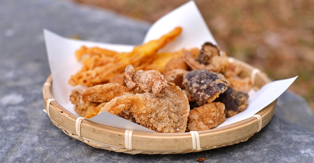 台中新社︱天下第一菇．一次品嚐四種酥炸鮮菇，酥脆鹹香又涮嘴 @QQ的懶骨頭