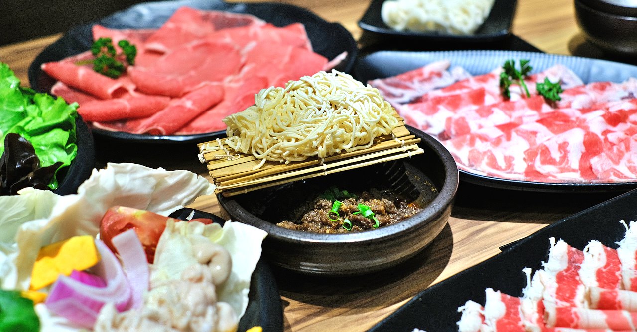 台中豐原︱十二段鍋の物 豐原店．彰化人氣鍋物二代店，野菜、飲料、冰品無限供應 @QQ的懶骨頭