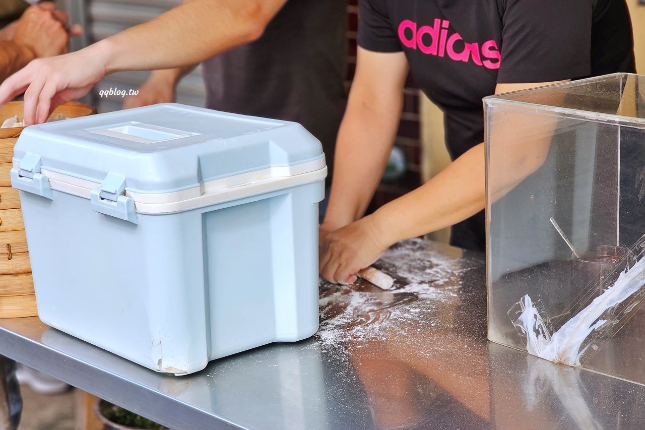 台中豐原︱豐原鮮湯包．巷弄裡超人氣鮮肉湯包，現點現作只賣四小時 @QQ的懶骨頭