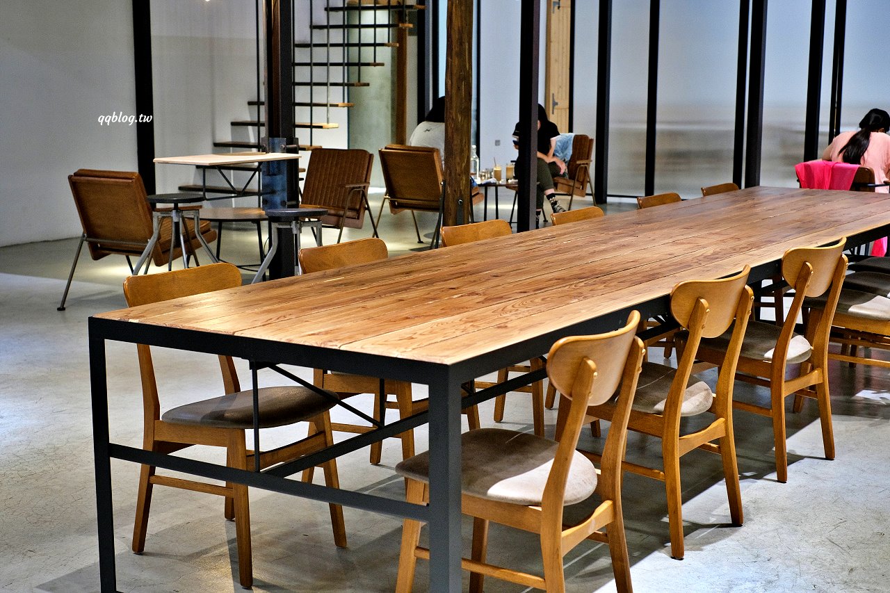 台中豐原︱憬初尋/Startin&#8217; Coffee Roasters．倉庫改建的工業風咖啡館，自家烘焙咖啡豆香醇好喝 @QQ的懶骨頭