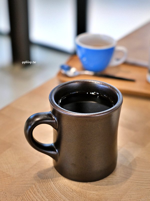 台中豐原︱憬初尋/Startin&#8217; Coffee Roasters．倉庫改建的工業風咖啡館，自家烘焙咖啡豆香醇好喝 @QQ的懶骨頭