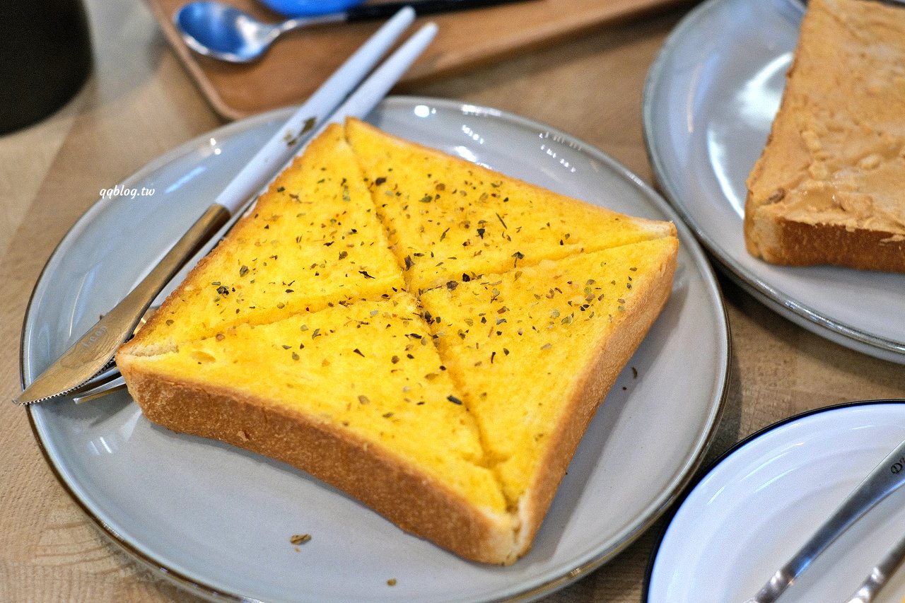 台中豐原︱憬初尋/Startin&#8217; Coffee Roasters．倉庫改建的工業風咖啡館，自家烘焙咖啡豆香醇好喝 @QQ的懶骨頭