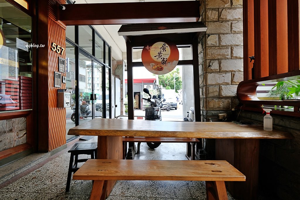 台中北區︱香格禮坊．台中老字號餅店，以蛋黃酥打出名號，中秋節前夕沒有提早預訂只能現場排到天荒地老 @QQ的懶骨頭